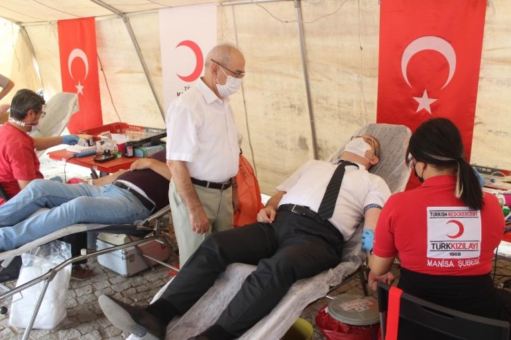 Salihli’den Kızılay’a kan desteği