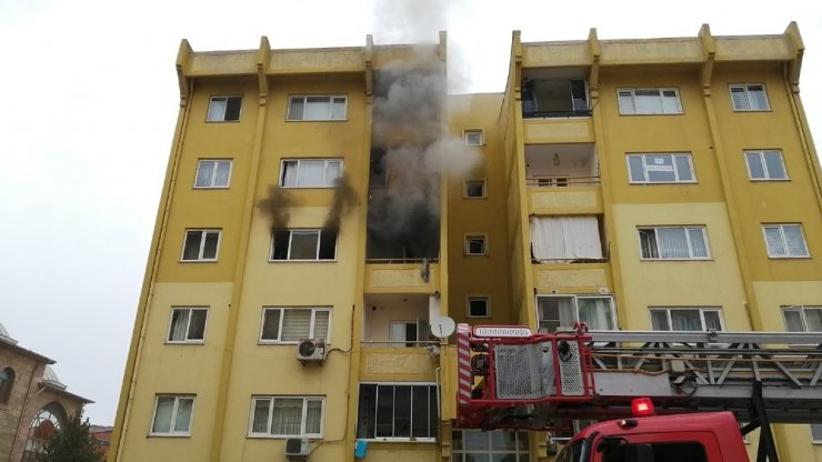 Manisa’da ev yangını paniğe neden oldu