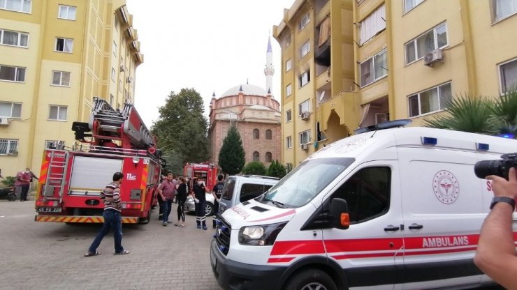 Manisa’da ev yangını paniğe neden oldu