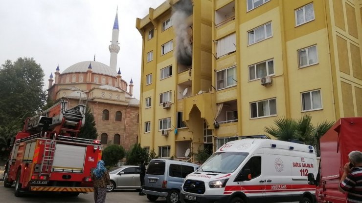 Manisa’da ev yangını paniğe neden oldu