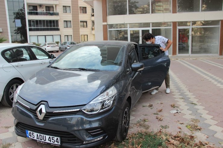 Eşi için aldığı sıfır otomobilde hayatının şokunu yaşadı