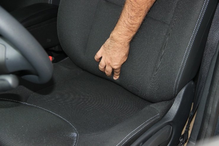Eşi için aldığı sıfır otomobilde hayatının şokunu yaşadı