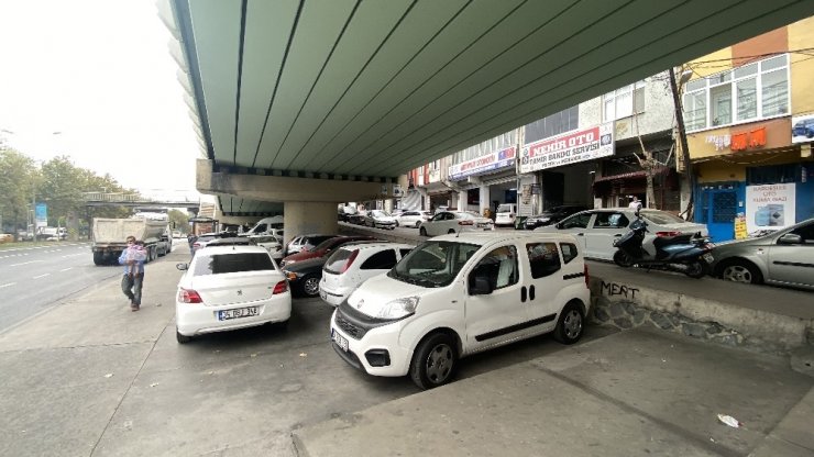 Kapalı otoparklar dolunca köprü ve viyadük altları otoparka döndü
