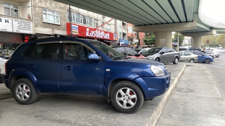 Kapalı otoparklar dolunca köprü ve viyadük altları otoparka döndü