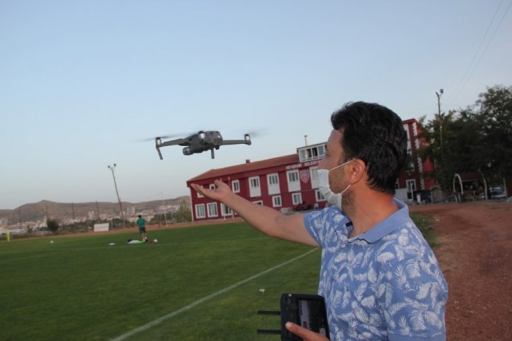 Teknik Direktör Korkmaz, antrenmanları drone ile takip ediyor