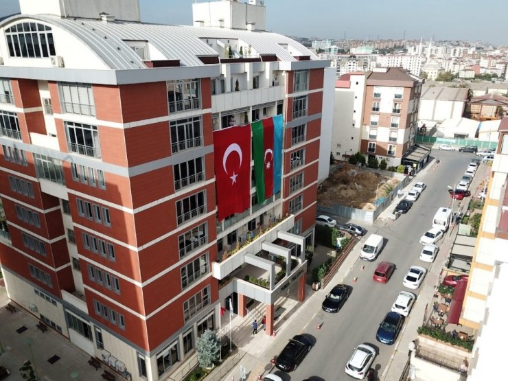 Pendik Belediyesi’nden Azerbaycan’a dev bayraklı destek