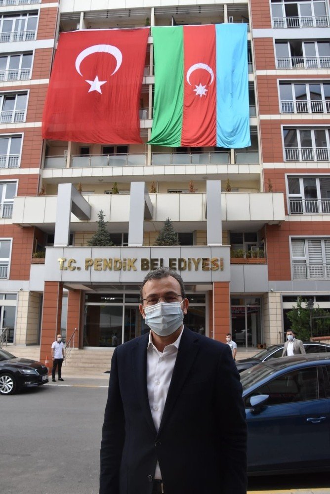 Pendik Belediyesi’nden Azerbaycan’a dev bayraklı destek