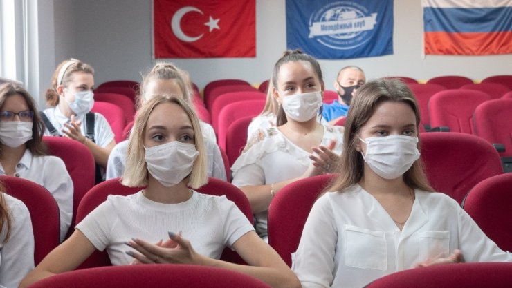 Rus Coğrafya Topluluğu Gençlik Kulübü temsilcileri Silifke’de okul ziyaret etti