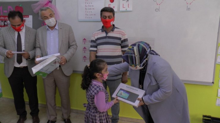 Sancaktepe Belediyesi ihtiyaç sahibi öğrenciler için askıda tablet uygulaması gerçekleştirdi