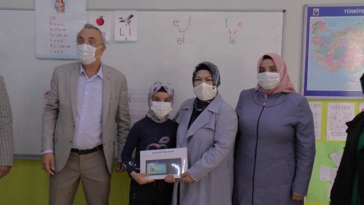 Sancaktepe Belediyesi ihtiyaç sahibi öğrenciler için askıda tablet uygulaması gerçekleştirdi