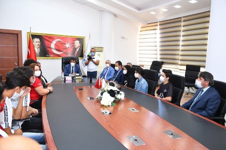 Teknofest’te ödül kazanan öğrencilerden Başkan Gürkan’a ziyaret