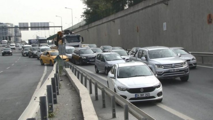 TEM Otoyolu’nda yolu karıştıran sürücü kazaya neden oldu
