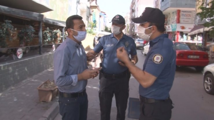 Maskesiz telefonla konuşan şahıs, polise kimlik vermemek için direndi