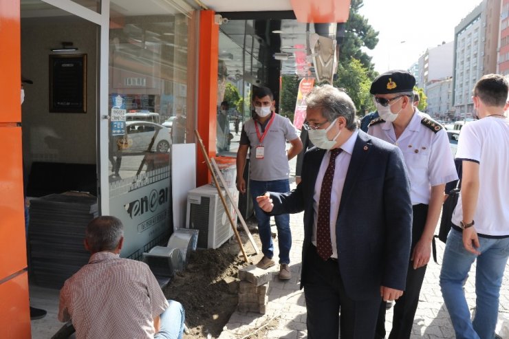 Maskesiz telefonla konuşan şahıs, polise kimlik vermemek için direndi