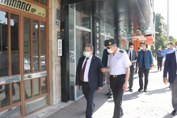 Maskesiz telefonla konuşan şahıs, polise kimlik vermemek için direndi