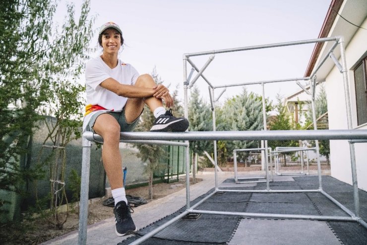 Hazal Nehir, bahçesini antrenman alanına dönüştürdü