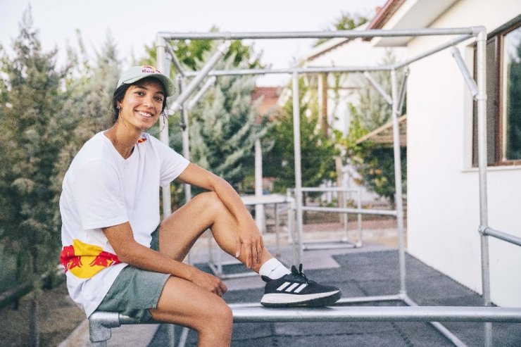 Hazal Nehir, bahçesini antrenman alanına dönüştürdü