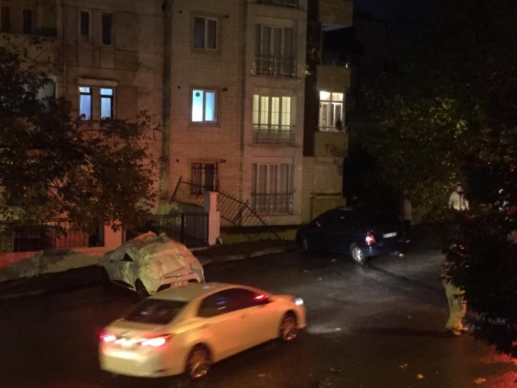 Kartal’da bir apartmanın istinat duvarı çöktü
