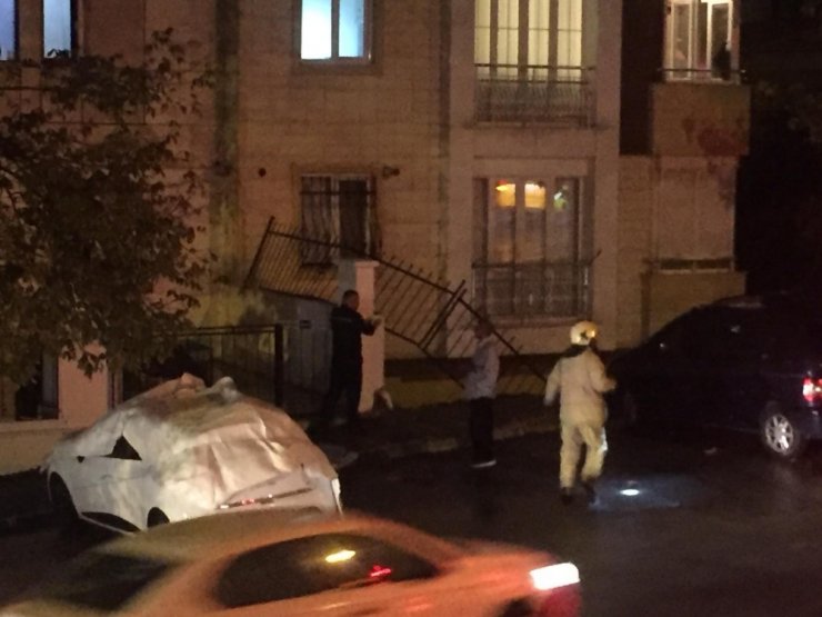Kartal’da bir apartmanın istinat duvarı çöktü