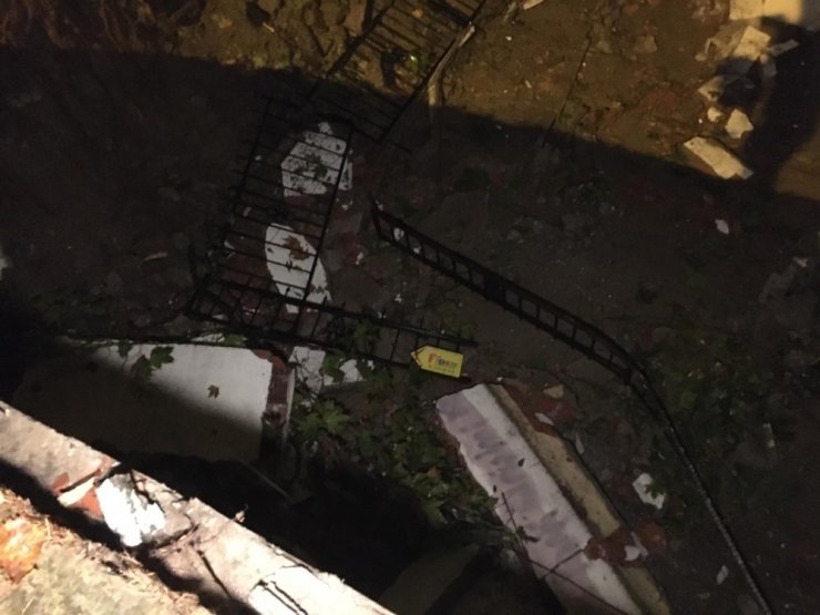 Kartal’da bir apartmanın istinat duvarı çöktü