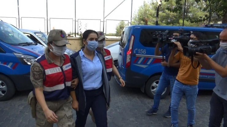 Kırmızı kategoride aranan teröristin sağ kolu olan avukat adliyeye çıkarıldı