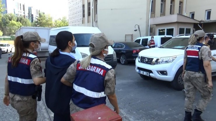 Kırmızı kategoride aranan teröristin sağ kolu olan avukat adliyeye çıkarıldı