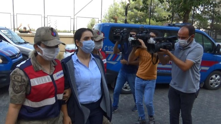 Kırmızı kategoride aranan teröristin sağ kolu olan avukat adliyeye çıkarıldı