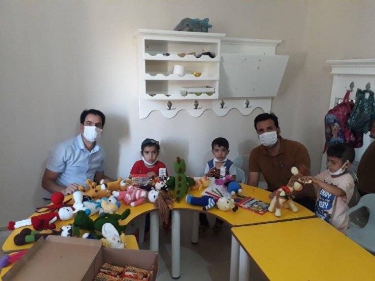 Yumaklar sevgi ile örülüp çocuklarla buluştu