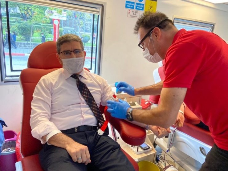 Afyonkarahisar’da müftülük personeli ve imam hatipler kan bağışında bulundu