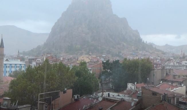 Afyonkarahisar’da aniden bastıran dolu yağışı hayatı olumsuz etkiledi