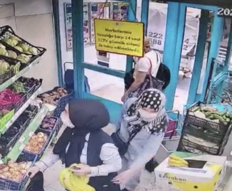 Yankesici çetesinin kadının cebinden telefonunu çaldığı anlar kamerada