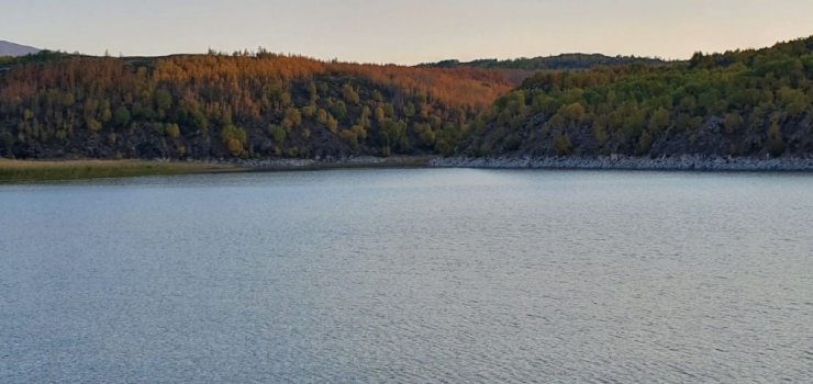 Nemrut Krater Gölünde sonbahar güzelliği