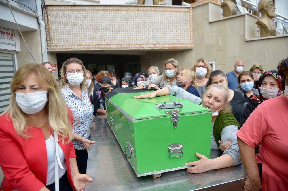 Boşanma duruşmasından hemen önce öldürülen kadın defnedildi