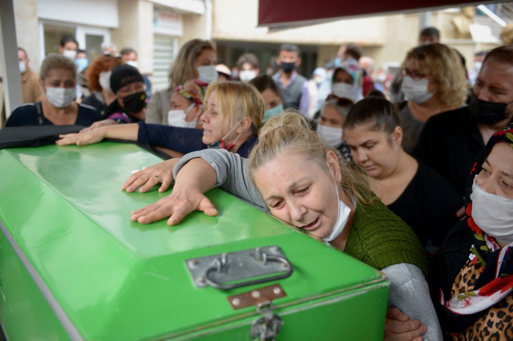 Boşanma duruşmasından hemen önce öldürülen kadın defnedildi