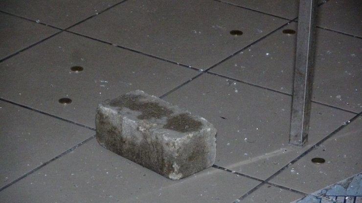 Saniyeler içinde marketi soydular