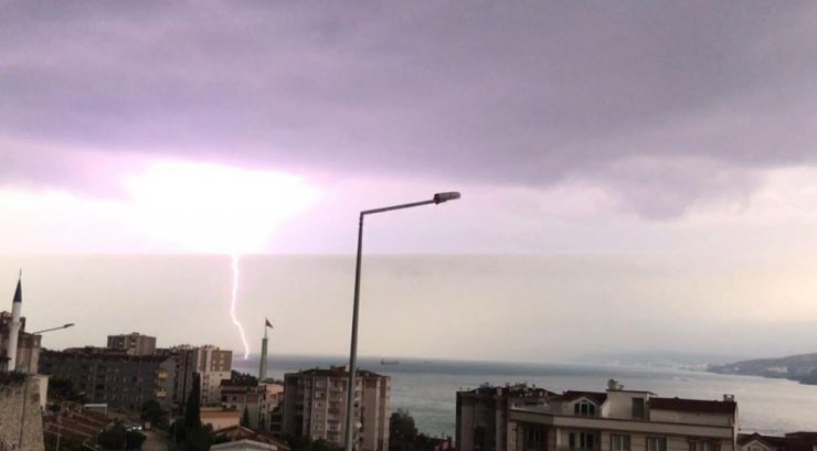 Yıldırım düştü, ağaç parçalandı