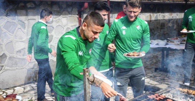 Bursaspor barbekü partisinde moral depoladı