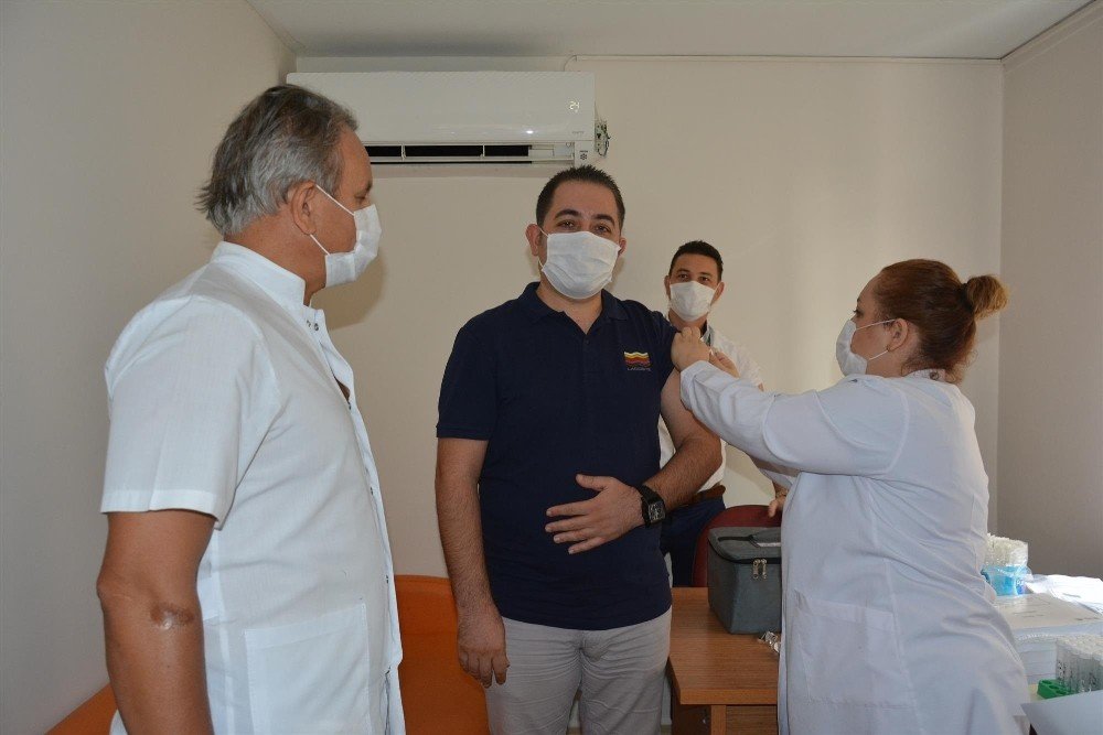 Çin’den getirilen Kovid-19 aşısı gönüllüler üzerinde uygulanmaya başladı