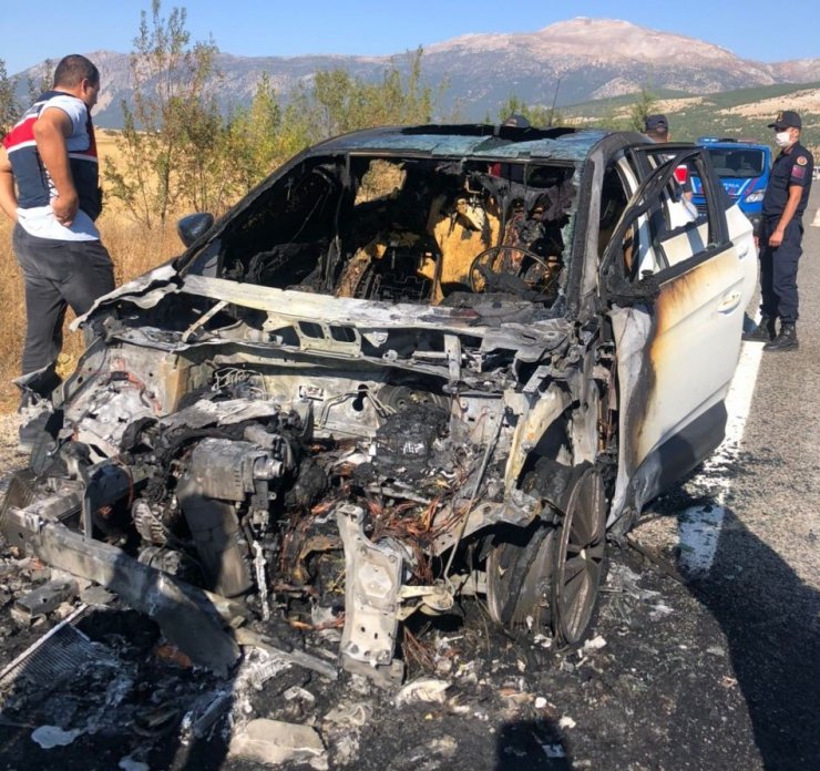 Sıfır araç alev aldı, kadın doktor ve eşi ölümden son anda kurtuldu