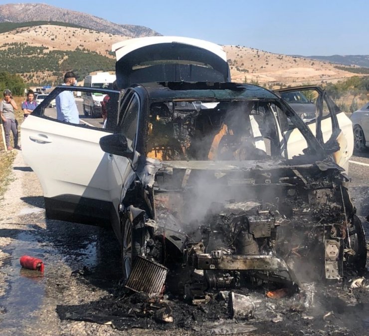 Sıfır araç alev aldı, kadın doktor ve eşi ölümden son anda kurtuldu