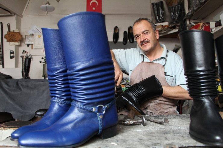 Türkiye’nin dört bir yanına körüklü çizme gönderiyor