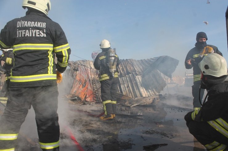 Diyarbakır’da 8 katlı binada yangın, onlarca güvercin telef oldu
