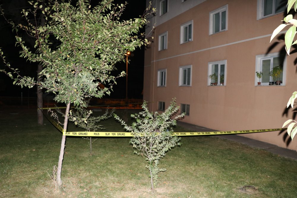 Dördüncü kattaki evinin penceresinden düşen 4 çocuk annesi kadın ağır yaralandı