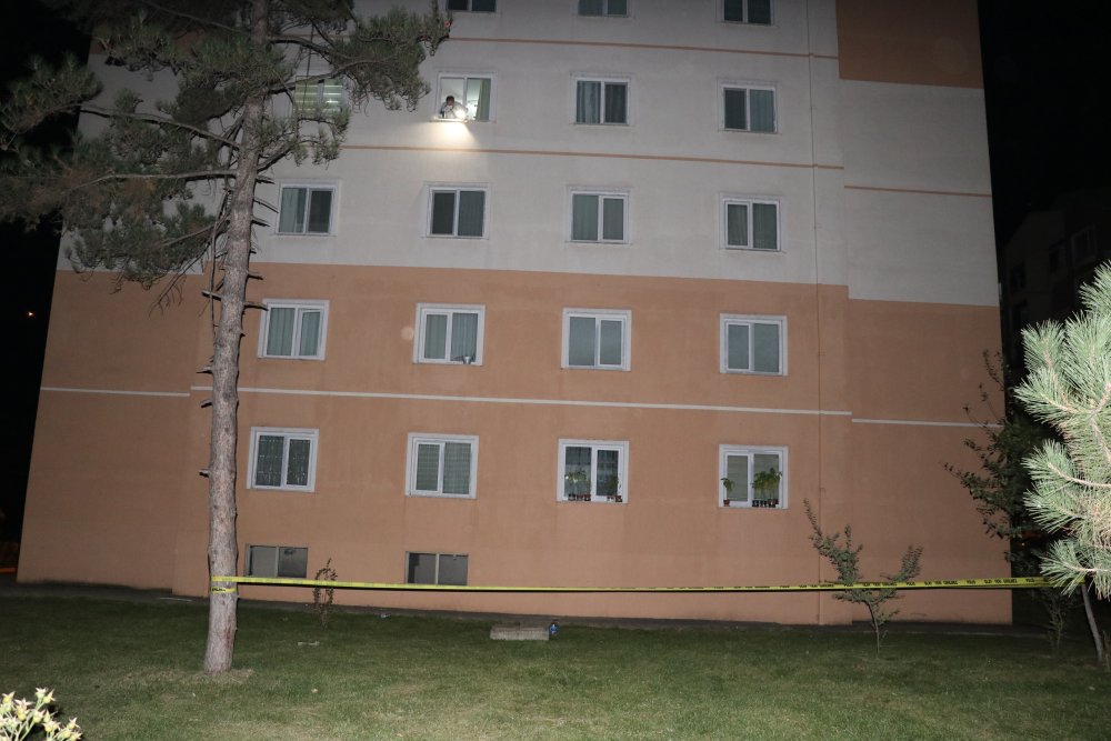 Dördüncü kattaki evinin penceresinden düşen 4 çocuk annesi kadın ağır yaralandı