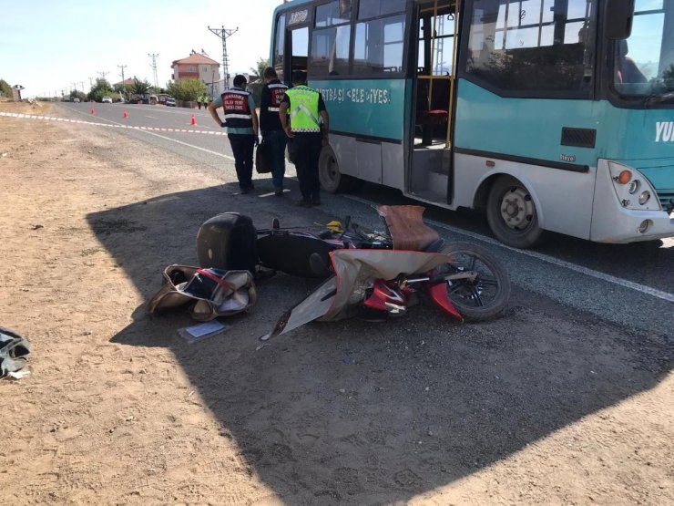 Motosiklet, otobüse çarptı: 1 ağır yaralı