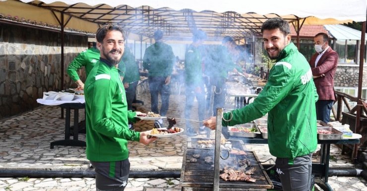 Bursaspor barbekü partisinde moral depoladı