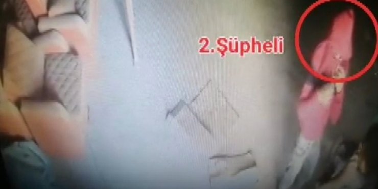 Kameraları görünce yüzlerini kapattılar ama yine de yakalandılar
