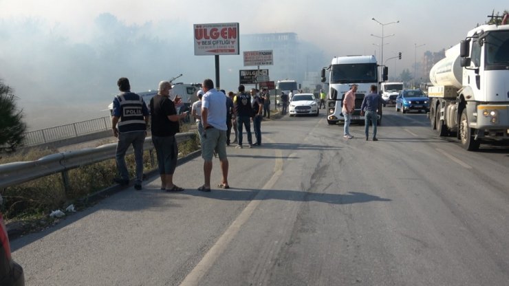 Hatay’da orman yangını yerleşim yerlerini tehdit ediyor