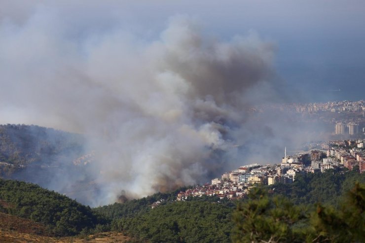 Orman yangını Arsuz’a doğru ilerliyor