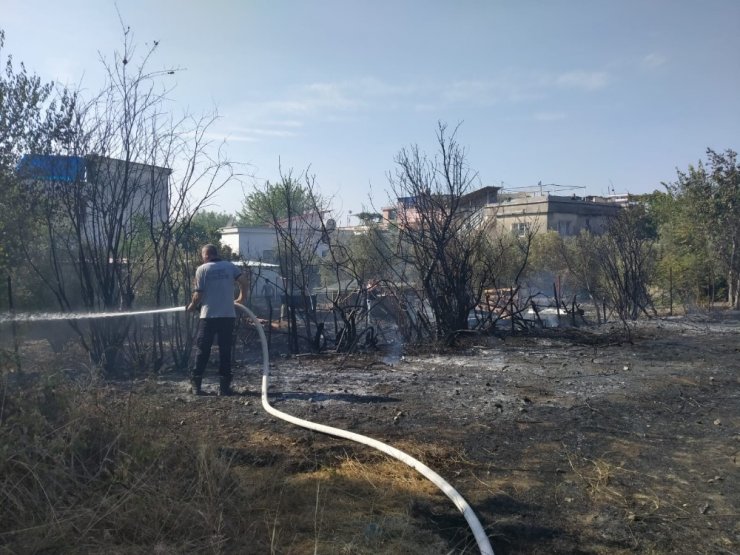 Erzin’de çıkan yangın evlere sıçramadan söndürüldü